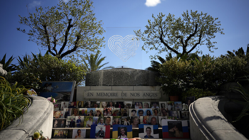 Bilder und Namen von Opfern stehen vor einem Denkmal für die Opfer des Anschlags von Nizza vom 14. Juli 2016. Foto: Daniel Cole/AP/dpa