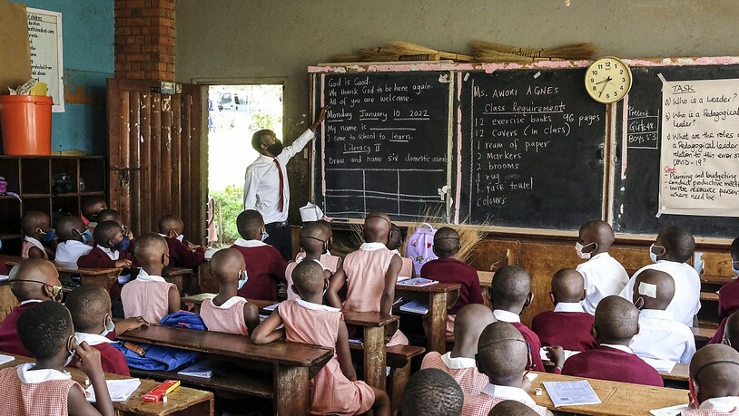 ARCHIV - Schüler nehmen in Uganda am Unterricht in der Kitante Grundschule teil. Vielen Kindern in Afrika fehlt der Zugang zu Bildung. Foto: Hajarah Nalwadda/AP/dpa