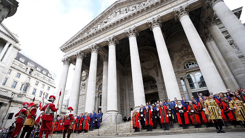Pikeniere der Honourable Artillery Company (l) stehen vor der Royal Exchange in der Londoner City, bevor die Proklamation der Thronbesteigung von König Charles III. verlesen wird. Am zweiten Tag nach dem Tod von Königin Elizabeth II. wurde Charles III…