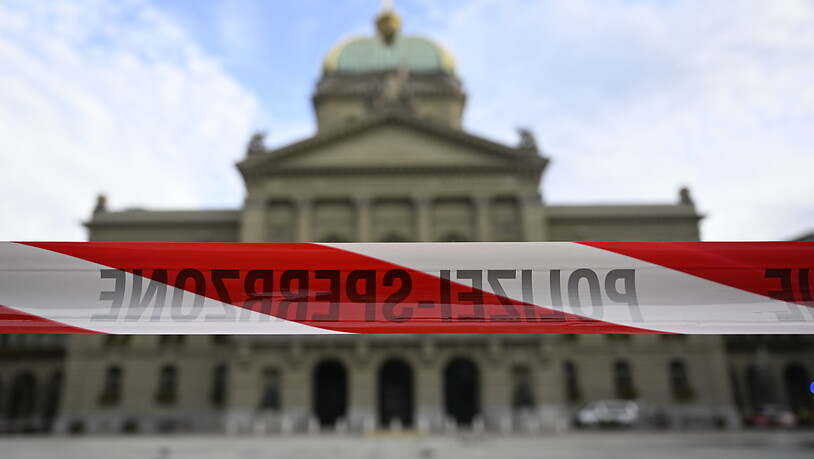 Polizeieinsatz beim abgesperrten Bundesplatz in Bern, aufgenommen am Dienstag, 13. September 2022. Wegen eines verdächtigen Gegenstandes wurde das Gebiet um das Bundeshaus abgesperrt.
