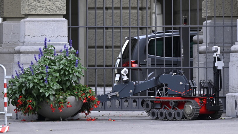 Ein Bombenentschärfungsroboter im Einsatz beim abgesperrten Bundesplatz in Bern.