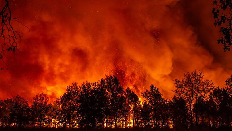 dpatopbilder - HANDOUT - Dieses von der Feuerwehr SDIS33 zur Verfügung gestellte Foto zeigt einen Waldbrand in der Nähe des Dorfes Saumos. Foto: Uncredited/SDIS33/dpa - ACHTUNG: Nur zur redaktionellen Verwendung und nur mit vollständiger Nennung des…