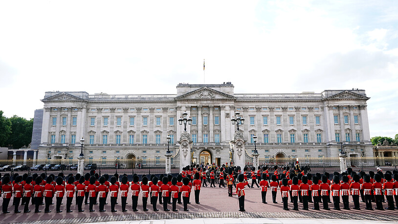 Der in die königliche Standarte gehüllte Sarg von Königin Elizabeth II. wird auf einer von Pferden gezogenen Lafette vom Buckingham Palace zur Westminster Hall in London getragen. Foto: Ian West/PA Wire/dpa