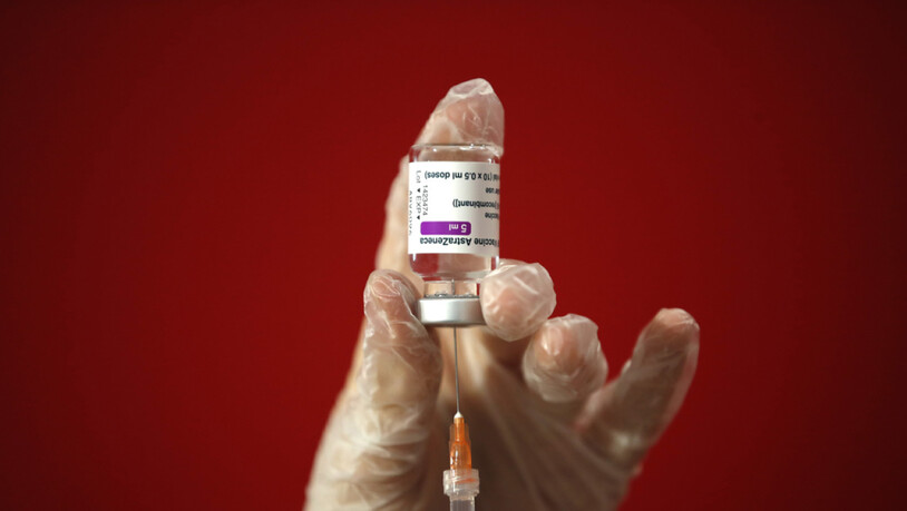 Das Gesuch für die Zulassung des Covid-Impfstoffs hatte AstraZeneca zurückgezogen. Nun wurde eine Prophylaxe durch Swissmedic zugelassen. (Archivbild)