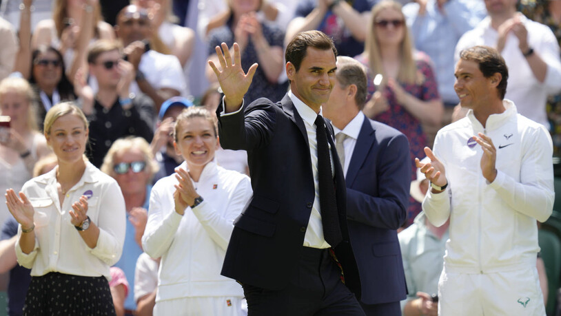 Abschied: Roger Federer winkt auf dem Centre Court in Wimbledon dem Publikum zu.