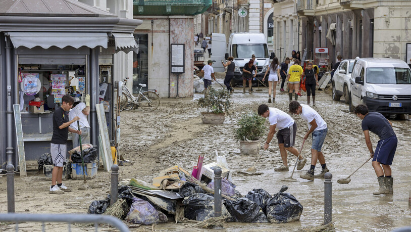 Menschen entfernen Schlamm von einer Straße in Senigallia, Mittelitalien. Durch heftige Regenfälle ausgelöste Sturzfluten haben Städte im hügeligen Mittelitalien überschwemmt.  Italiens Regierungschef Draghi gab bekannt, dass zehn Menschen bei den…