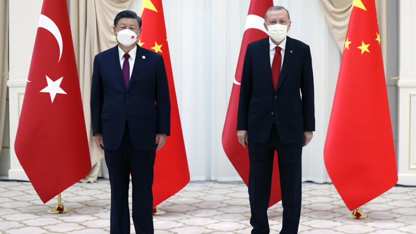 HANDOUT - Der chinesische Präsident Xi Jinping und sein türkischer Kollege Recep Tayyip Erdogan am Rande des Gipfels der Shanghaier Organisation für Zusammenarbeit (SOZ) in Usbekistan. Foto: -/Turkish Presidency/dpa - ATTENTION: editorial use only and…