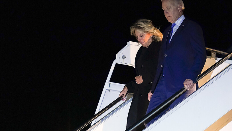 US-Präsident Joe Biden und seine Frau Jill Biden, First Lady der USA, bei ihrer Ankunft am Flughafen London Stansted in Großbritannien. Foto: Susan Walsh/AP/dpa
