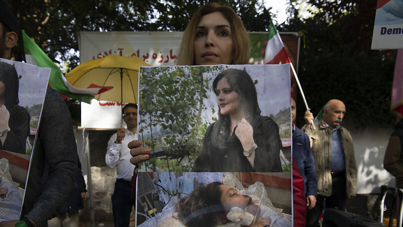 Mitglieder des Nationalen Widerstandsrates Iran (NWRI) demonstrieren vor der iranischen Botschaft in Berlin. Foto: Paul Zinken/dpa