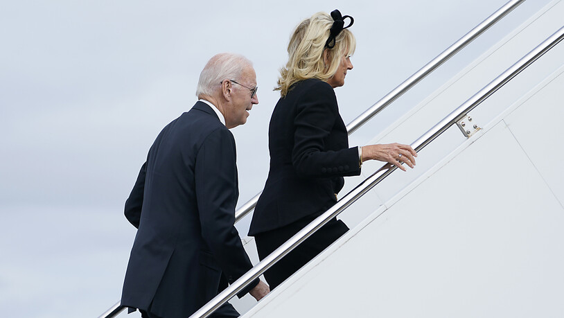 US-Präsident Joe Biden und First Lady Jill Biden gehen am Flughafen Stansted an Bord der Air Force One. Sie hatten zuvor am Staatsakt vor der Beisetzung von Königin Elizabeth II. in der Westminster Abbey teilgenommen. Foto: Susan Walsh/AP/dpa