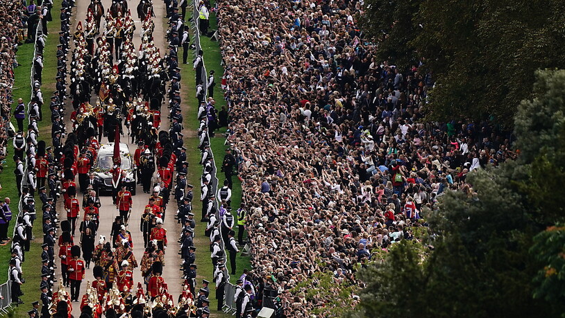 Die feierliche Prozession mit dem Sarg von Königin Elizabeth II. zieht über den Long Walk zum Schloss Windsor. In einer Seitenkapelle der St.-Georges-Kapelle auf dem weitläufigen Schlossgelände soll die Queen nach einem Aussegnungsgottesdienst ihre…