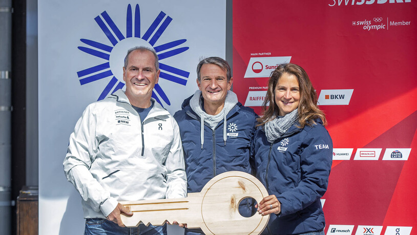 Offizieller Akt: Michael Hartweg (Mitte) und seine Frau Carola geben den symbolischen Schlüssel an Peter Barandun von Swiss-Ski weiter.