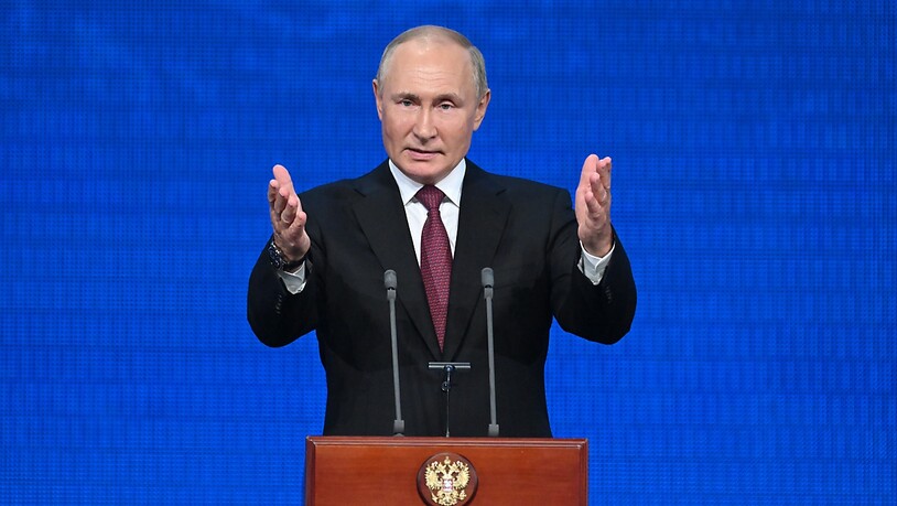 Wladimir Putin, Präsident von Russland, gestikuliert während einer Rede anlässlich des 100-jährigen Bestehens der Republik Adygea, Kabardino-Balkarien und Karatschajewo-Tscherkasien im Staatlichen Kremlpalast in Moskau, Russland. Foto: Grigory Sysoev…