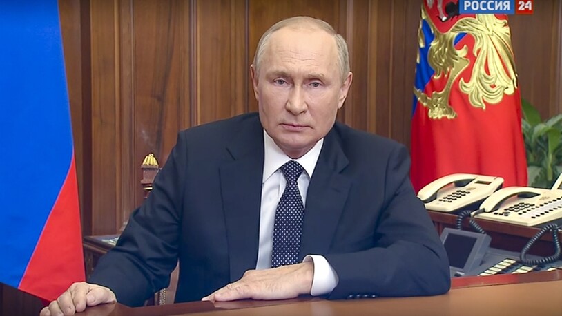 HANDOUT - In diesem Standbild aus einem vom Pressedienst des russischen Präsidenten veröffentlichten Video wendet sich der russische Präsident Wladimir Putin am Mittwoch, 21. September 2022, in Moskau, Russland, mit einer Rede an die Nation. Foto:…