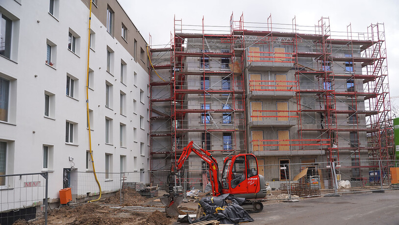 Beim Neubau von Wohnungen halten sich in Deutschland die Investoren derzeit wegen der unsicheren Wirtschaftsentwicklung zurück. (Archivbild)