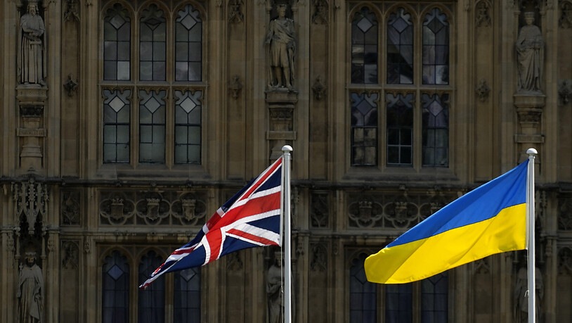 ARCHIV - Eine Union-Jack-Flagge und eine ukrainische Flagge wehen in London. Foto: Frank Augstein/AP/dpa/Archiv
