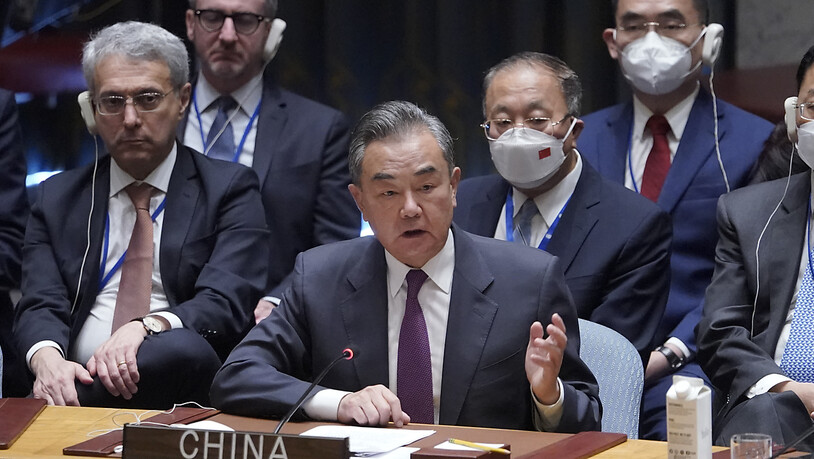 Wang Yi, Außenminister von China, spricht während einer Sitzung des UN-Sicherheitsrates im Hauptquartier der Vereinten Nationen. Der UN-Sicherheitsrat befasst sich am Rande der 77. Generaldebatte der UN-Vollversammlung mit dem russischen Angriffskrieg…