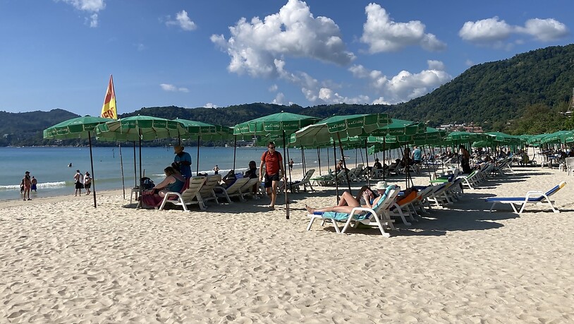 ARCHIV - Urlauber am Strand von Patong auf Phuket. Die Einreise nach Thailand soll ab dem 1. Oktober weiter vereinfacht werden. Besucher müssten dann am Flughafen weder einen Corona-Impfnachweis noch einen negativen Test vorlegen, zitierte die Zeitung …