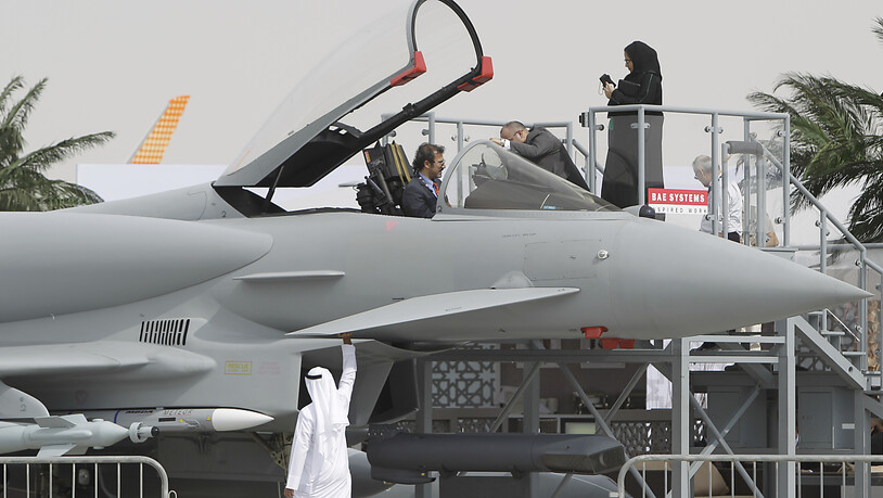 Für die Bordkanone von solchen Eurofighter-Kampfjets liefert die Schweiz Munition nach Katar.(Archivbild von der Dubai-Airshow in den Emiraten)
