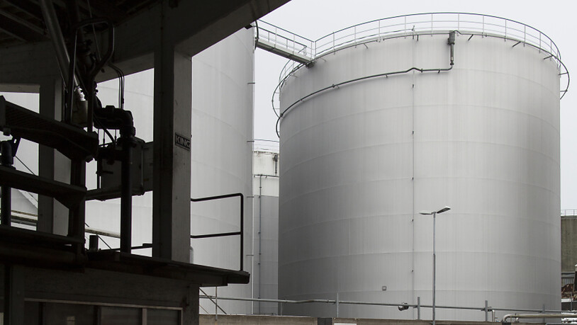 Anlagen, die mit Gas und Öl betrieben werden können, sollen ab 1. Oktober auf Heizöl umgestellt werden. Das empfiehlt der Bundesrat. Im Bild ein Heizöltank in Mettmenhasli. (Archivbild)