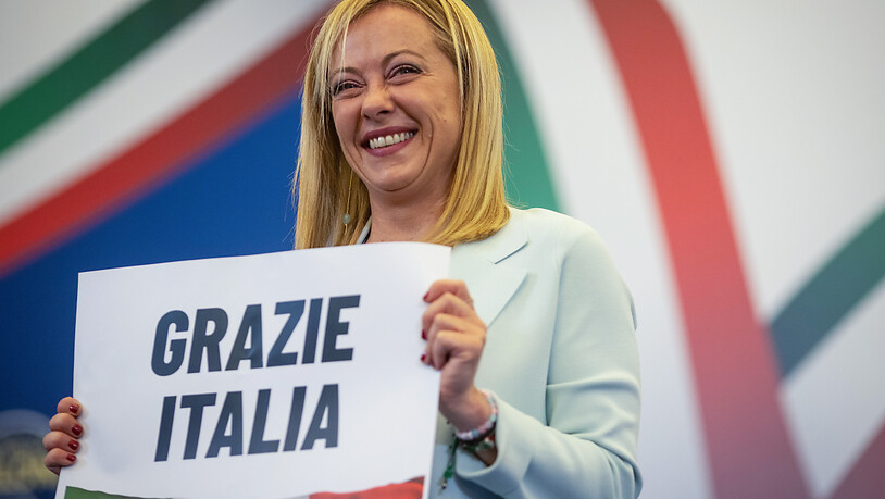dpatopbilder - Giorgia Meloni, Vorsitzende der rechtsradikalen Partei Fratelli d'Italia (Brüder Italiens), hält ein Schild mit der Aufschrift «Grazie Italia» («Danke Italien») während einer Pressekonferenz in der Wahlkampfzentrale ihrer Partei. Italien…