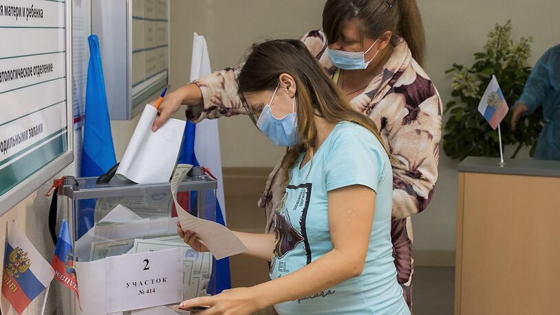 Zwei Frau stimmen in einem Wahllokal in einer Entbindungsklinik in Luhansk ab. Foto: Uncredited/AP/dpa