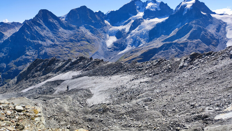 Kleine Gletscher, im Vordergrund die Reste des Vadret da l’Alp Ota in Graubünden, haben im Sommer 2022 besonders stark gelitten. Obwohl noch Toteis vorhanden ist, wird es immer stärker von instabilem Schutt bedeckt und ist kaum mehr als Gletscher zu…