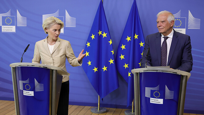 Ursula von der Leyen, Präsidentin der Europäischen Kommission, und Josep Borrell, EU-Außenbeauftragter, sprechen auf einer Medienkonferenz im EU-Hauptquartier. Foto: Olivier Matthys/AP/dpa