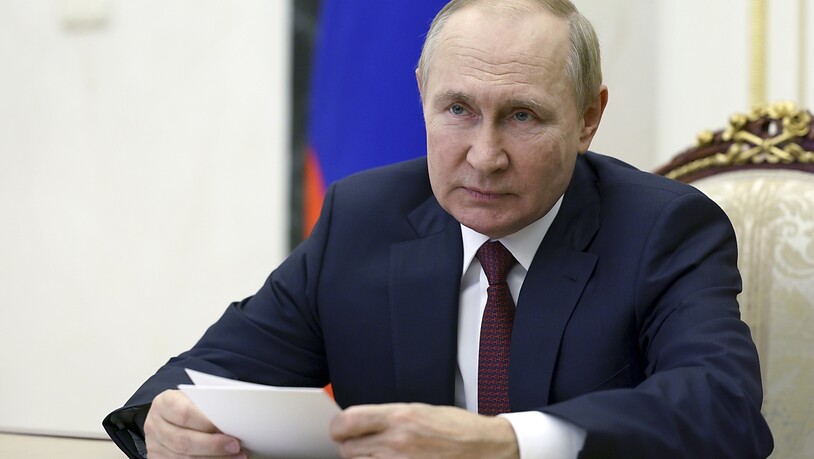 Das von der staatlichen russischen Nachrichtenagentur Sputnik via AP veröffentlichte Bild zeigt Russlands Präsidenten Wladimir Putin bei einer Sitzung des nationalen Sicherheitsrates. Foto: Gavriil Grigorov/Pool Sputnik Kremlin/AP/dpa