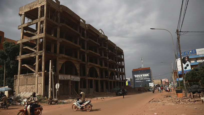 Nur wenige Menschen wagen sich am Freitag auf die normalerweise belebten Straßen von Burkina Fasos Hauptstadt Ouagadougou. Foto: Sophie Garcia/AP/dpa