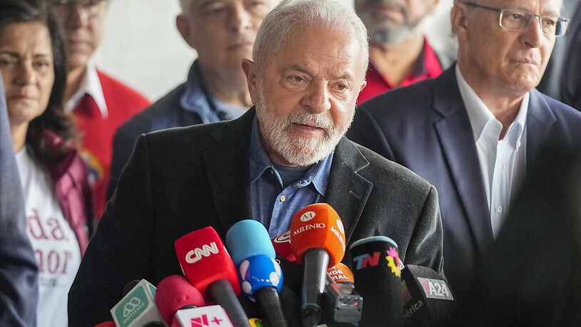 Luiz Inacio Lula da Silva (M), ehemaliger Präsident von Brasilien, der erneut für das Präsidentenamt kandidiert, spricht zu den Medien, nachdem er seine Stimme bei den Präsidentenwahlen abgegeben hat. Foto: Andre Penner/AP/dpa