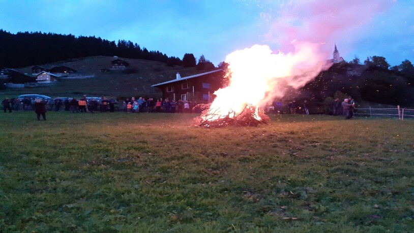 Hauptfeuer in Graubünden: Solidarisches Beieinanderstehen am Mahnfeuer von Siat.