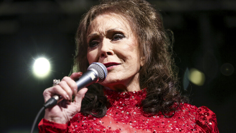 ARCHIV - Loretta Lynn singt auf der Bühne. Die Country-Sängerin ist mit 90 Jahren gestorben. Foto: Rich Fury/Invision/AP/dpa