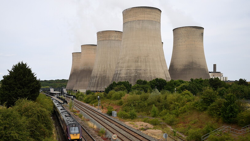 Grossbritannien erwägt auch die Wiederbetriebnahme weiterer Kohlekraftwerke - im Bild die Anlagen in Ratcliffe-on-Soar bei Nottingham. (Archiv)