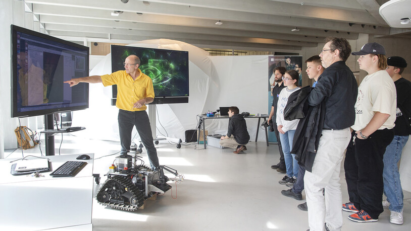 Eindrucksvoll: Nebst Vorträgen und Workshops sind den Besucherinnen und Besuchern des 6. Bündner Digitaltags in Chur auch Demonstrationen geboten worden. Im Bild etwa diejenige eines Roboters für Katastrophenhilfe.