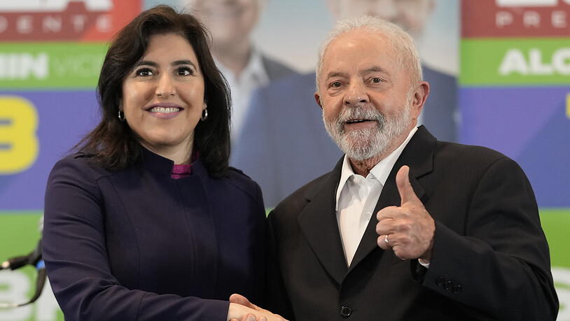 Wenige Wochen vor der zweiten Runde der Präsidentschaftswahl in Brasilien liegt der Herausforderer Luiz Inácio Lula da Silva (im Bild) in einer Umfrage knapp vor dem rechtsradikalen Amtsinhaber Jair Bolsonaro. Die Wahl findet am 30. Oktober statt. …