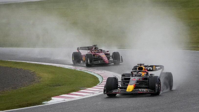 Max Verstappen im Red Bull (vorne) gewinnt einen verregneten Grand Prix von Suzuka