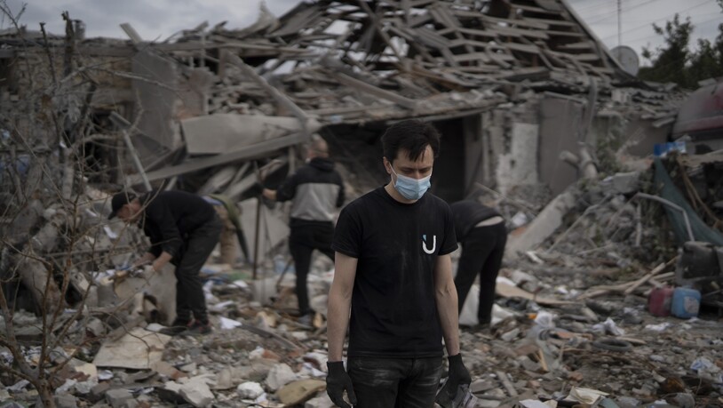 dpatopbilder - Freiwillige Helfer arbeiten an der Beseitigung von Trümmern, nachdem mehrere Häuser nach einem Angriff auf ein Wohngebiet in Saporischschja zerstört wurden. Foto: Leo Correa/AP/dpa