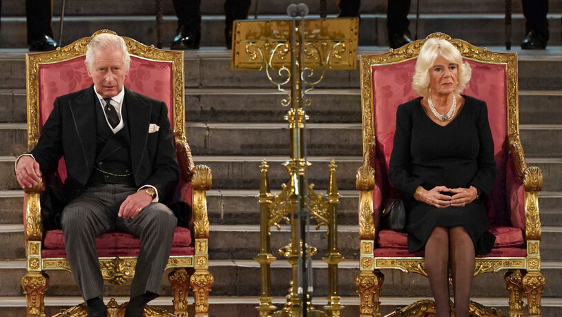 ARCHIV - König Charles III. und seine Frau Camilla (r-l) nehmen an einer feierlichen Zeremonie zur Beileidsbekundung beider Kammern des britischen Parlaments in der Westminster Hall teil. Der britische König Charles III. wird am 6. Mai 2023 gekrönt. Die…