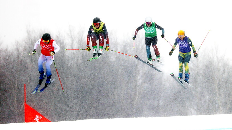 Wie an einer Perlenkette aufgereiht: Die Frauen im Skicross-Rennen während den Olympischen Spielen in Peking.