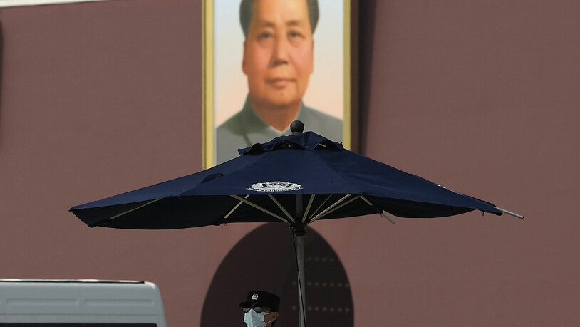 Ein Polizist steht in der Nähe eines Porträts des ehemaligen Führers Mao am Tor des Himmlischen Friedens. Auf dem am Sonntag (16.10.2022) in Peking beginnenden Kongress will sich Staats- und Parteichef Xi für eine historische dritte Amtszeit bestätigen…