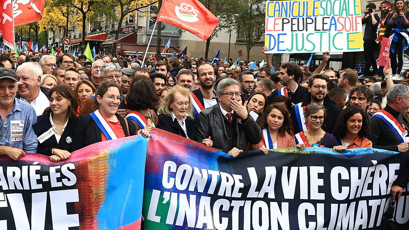 Jean-Luc Melenchon (Mitte rechts), Gründer von La France Insoumise (LFI) und Mitglied des Linksbündnisses NUPES (New People's Ecologic and Social Union) führt gemeinsam mit Annie Ernaux (Mitte links) einen Protestmarsch gegen die hohen…