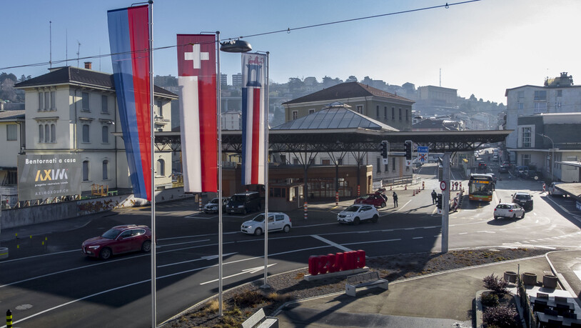 Luftaufnahme vom Zoll in Chiasso: die Schweizer Wirtschaft hat im dritten Quartal viele Waren ins Ausland exportiert (Symbolbild).
