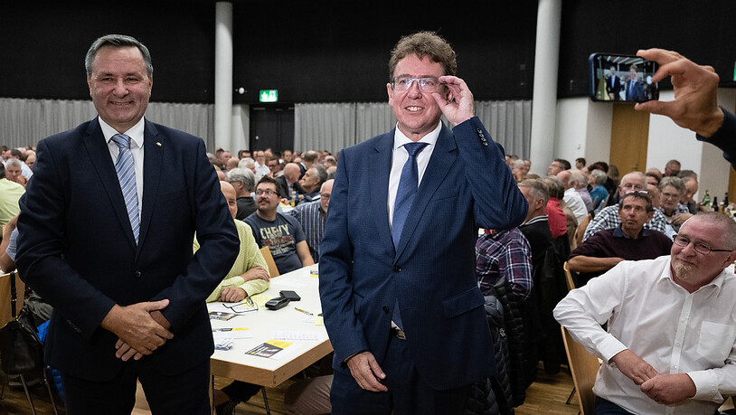 Die Berner klopfen mit zwei Kandidaturen an die Tür zum Bundesratszimmer: Ständerat Werner Salzmann  (links) und Nationalrat Albert Rösti (rechts) an der Nominationsversammlung der kantonalen SVP vom Donnerstagabend in Kirchberg. (Archivbild)
