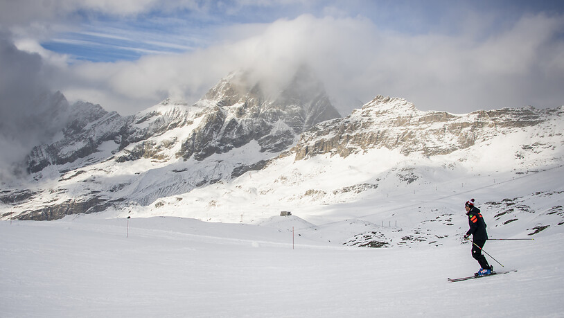 Der ehemalige Skirennfahrer Didier Défago befährt im November 2021 die Piste "Gran Becca", im Hintergrund ist das Matterhorn zu sehen