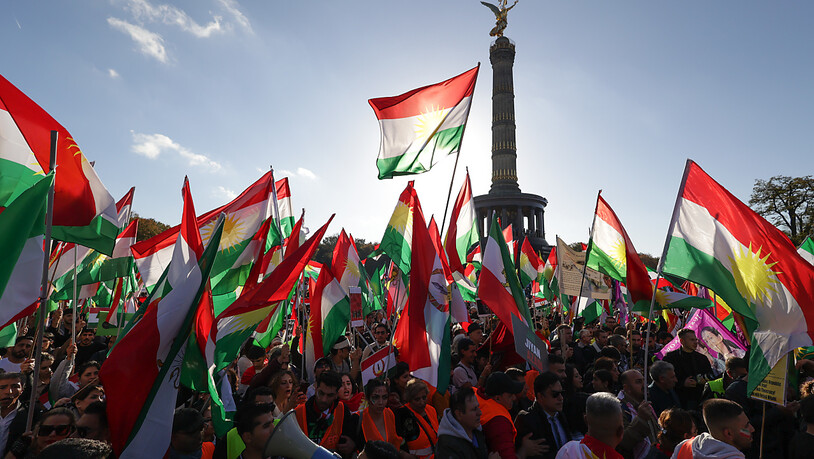 dpatopbilder - Tausende Menschen demonstrieren aus Solidarität mit den Protestierenden im Iran in Berlin. Foto: Joerg Carstensen/dpa