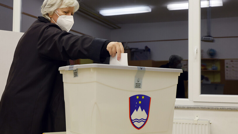 Eine Frau gibt ihren Stimmzettel für die Präsidentschaftswahlen in einem Wahllokal ab. Foto: Uncredited/AP/dpa