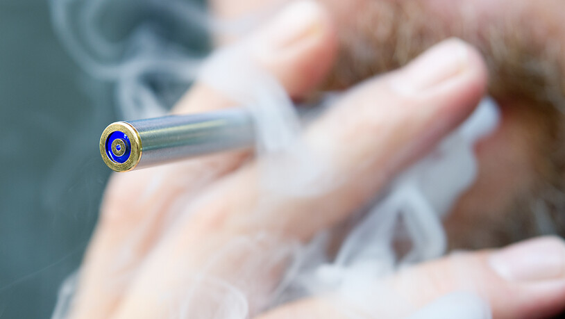 Auch Konsumentinnen und Konsumenten von E-Zigaretten müssen nach dem Willen des Bundesrats künftig eine Tabaksteuer entrichten. (Archivbild)