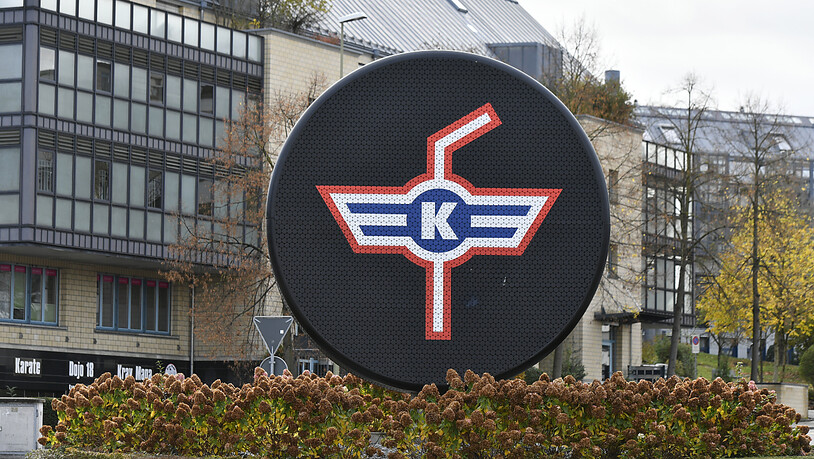 Ein rund fünf Meter hoher und mehr als drei Tonnen schwerer Puck mit dem Logo des EHC Kloten ziert einen Kreisel in der Flughafenstadt