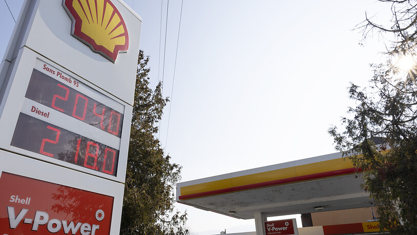 Die hohen Benzinpreise treiben den Gewinn von Shell in die Höhe: Tankstelle in Genf.